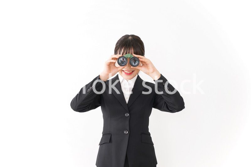 オフィスで働く若いビジネスウーマン