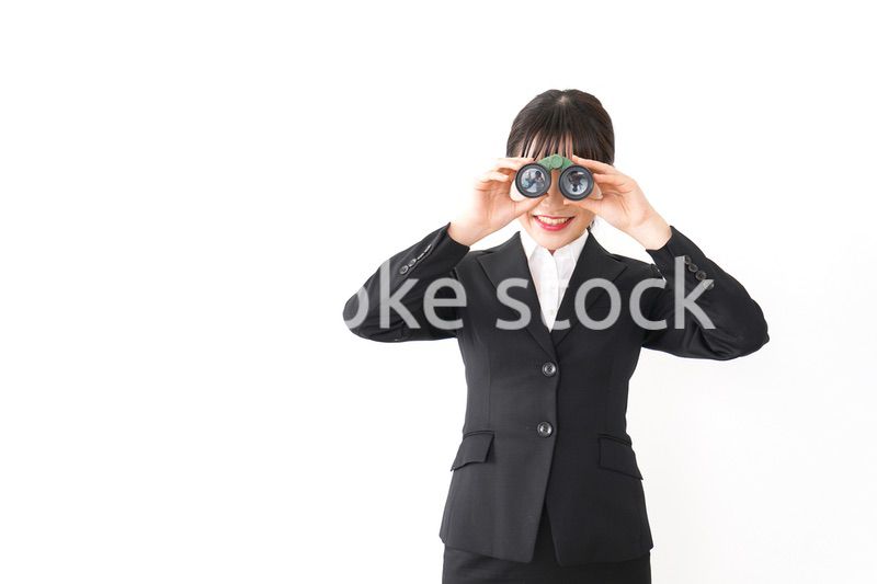 不正を見る若いビジネスウーマン