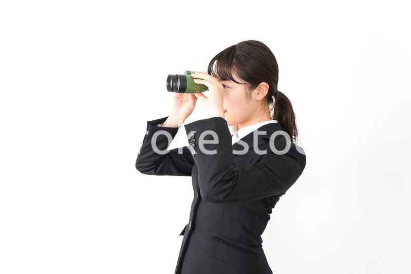 不正を見る若いビジネスウーマン