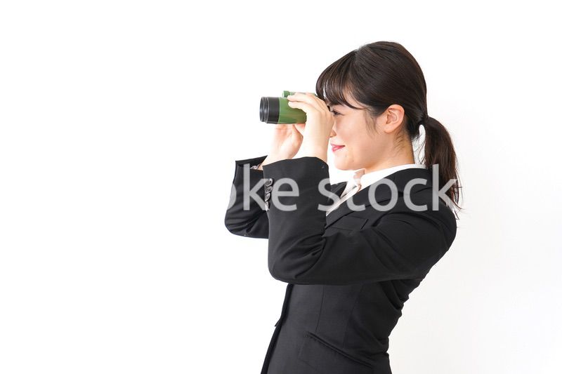 不正を見る若いビジネスウーマン