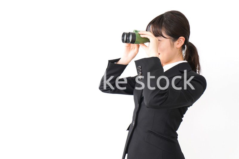 不正を見る若いビジネスウーマン