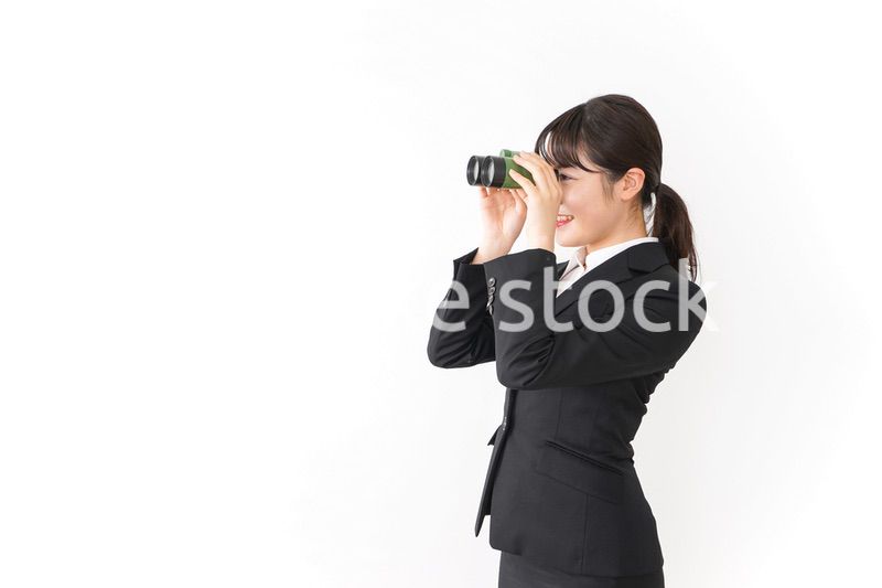 オフィスで働く若いビジネスウーマン