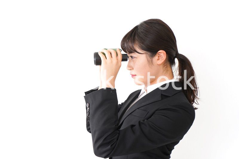 不正を見る若いビジネスウーマン