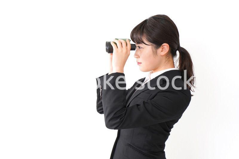 不正を見る若いビジネスウーマン