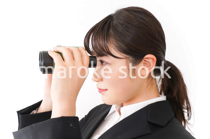 オフィスで働く若いビジネスウーマン