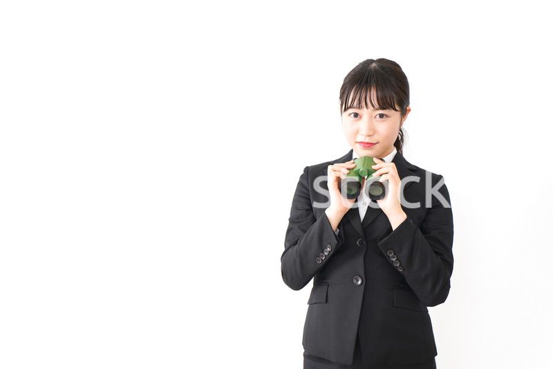 不正を見る若いビジネスウーマン