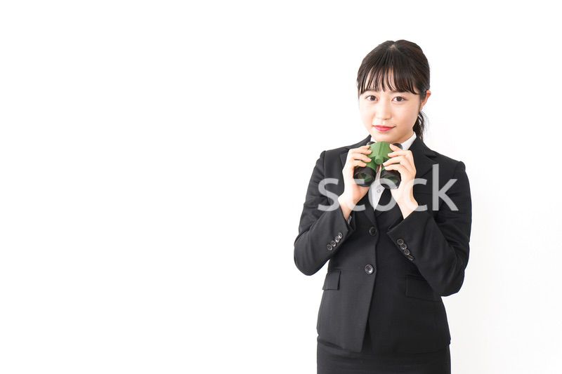 不正を見る若いビジネスウーマン