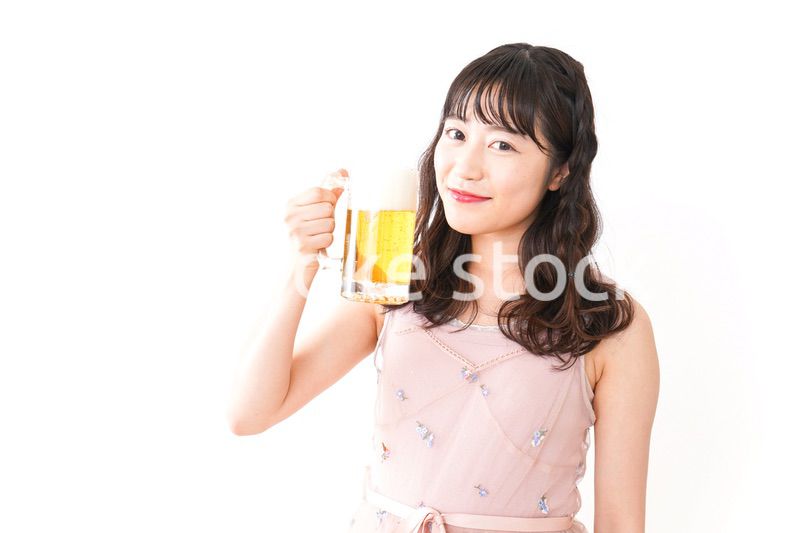 グラスを持ちビールを飲む若い女性