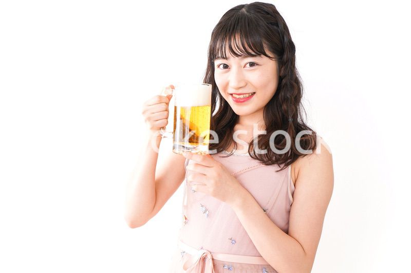 グラスを持ちビールを飲む若い女性