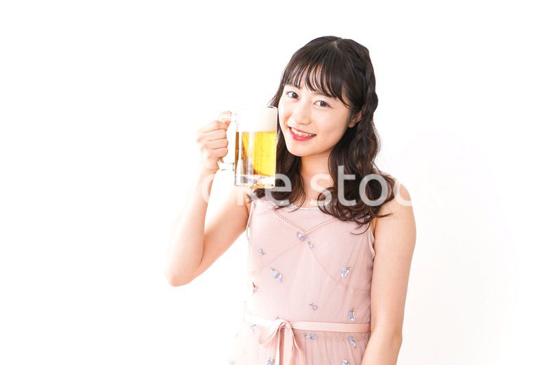 グラスを持ちビールを飲む若い女性