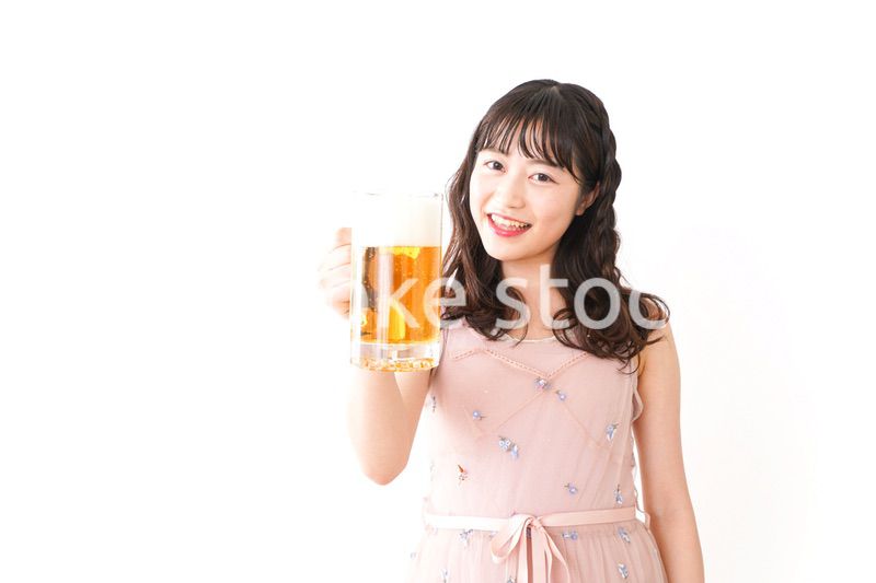 グラスを持ちビールを飲む若い女性