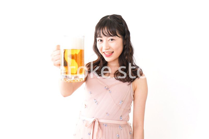 グラスを持ちビールを飲む若い女性
