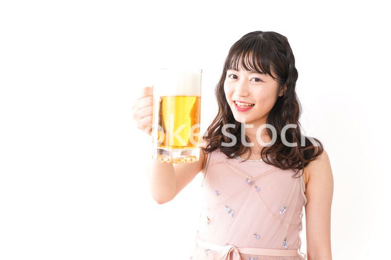 グラスを持ちビールを飲む若い女性