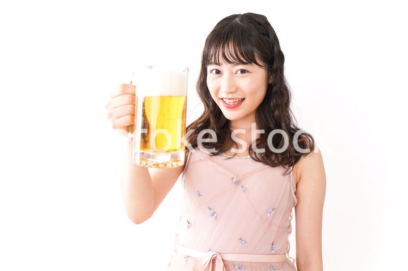 グラスを持ちビールを飲む若い女性
