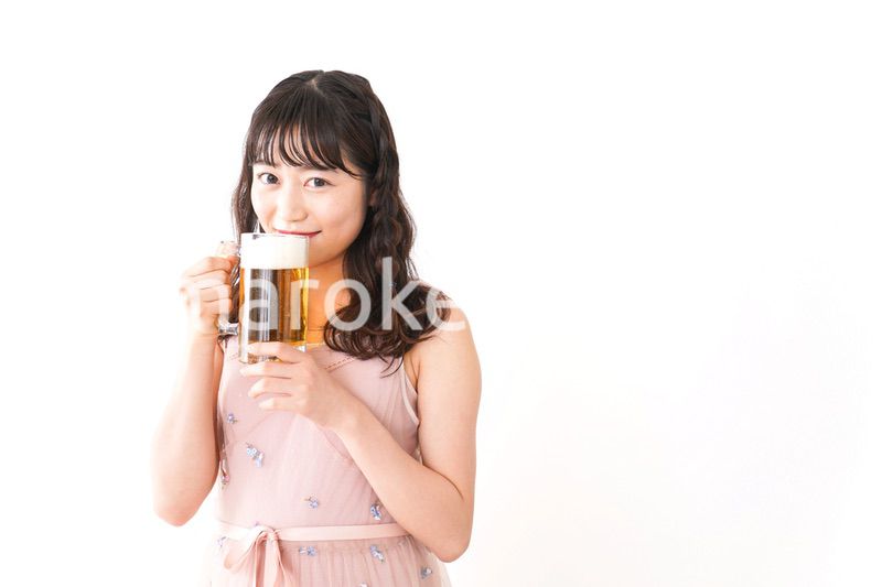 グラスを持ちビールを飲む若い女性