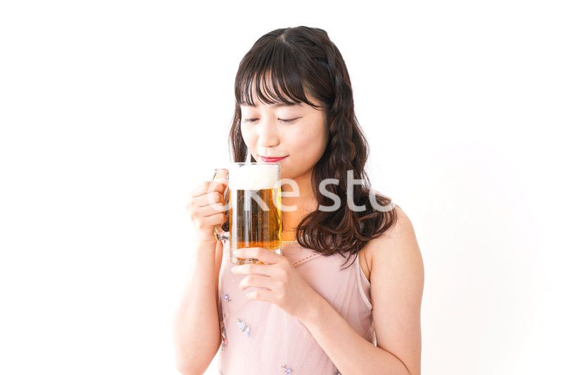 グラスを持ちビールを飲む若い女性