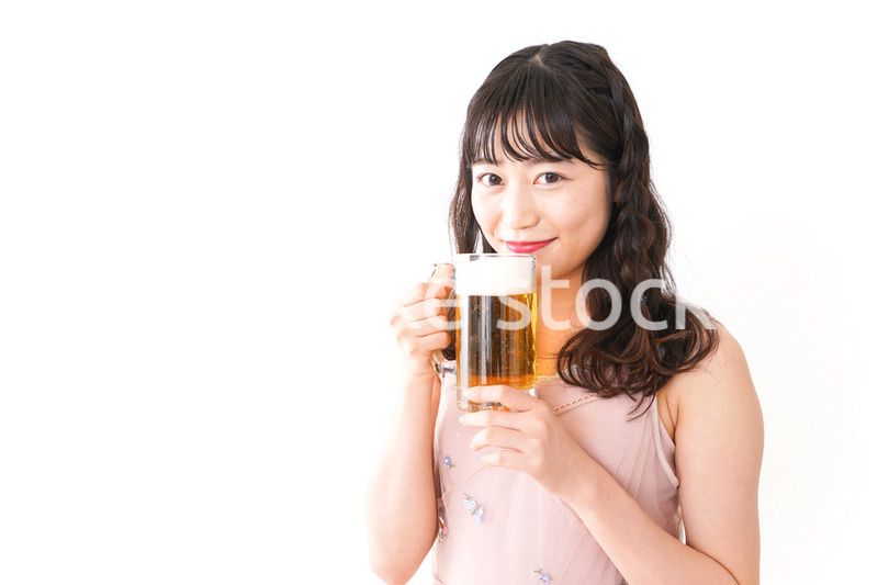 グラスを持ちビールを飲む若い女性