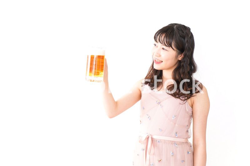 グラスを持ちビールを飲む若い女性