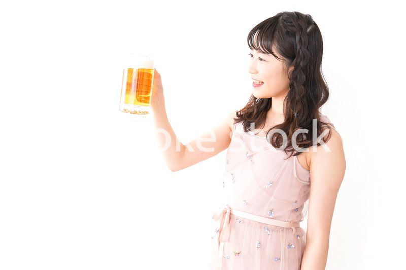 グラスを持ちビールを飲む若い女性