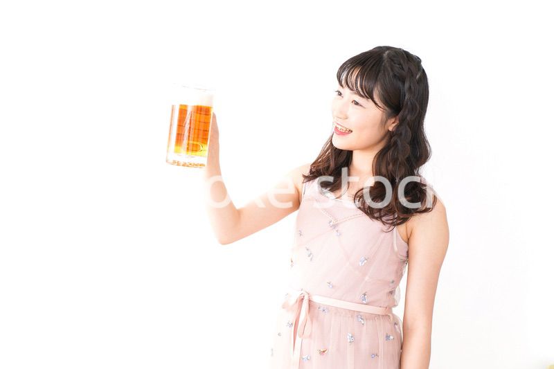 グラスを持ちビールを飲む若い女性