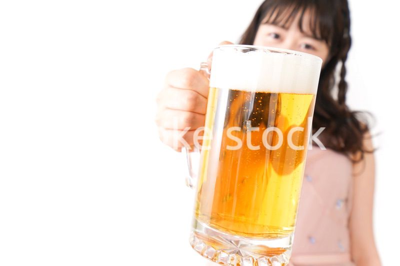 グラスを持ちビールを飲む若い女性