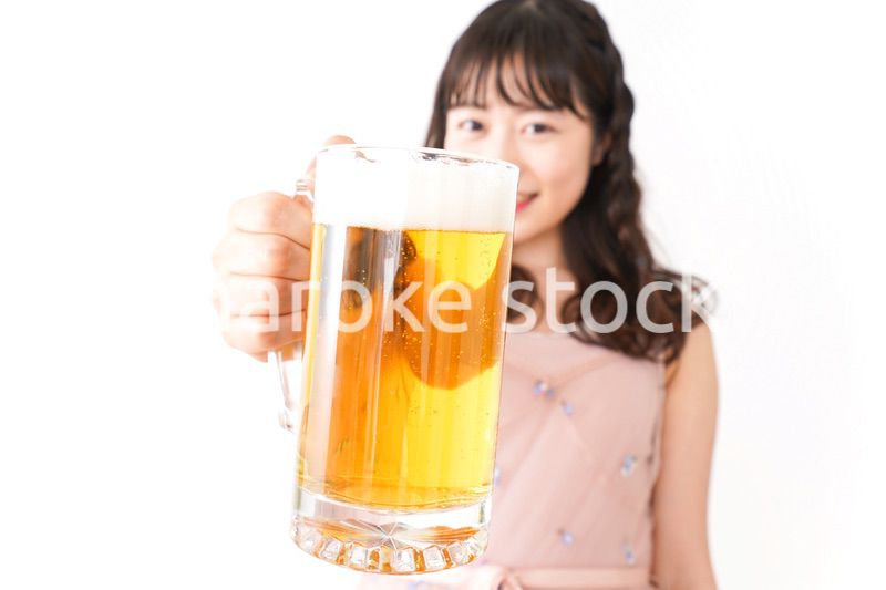 グラスを持ちビールを飲む若い女性