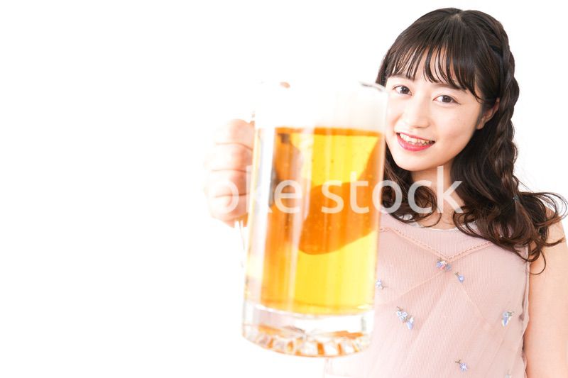 グラスを持ちビールを飲む若い女性