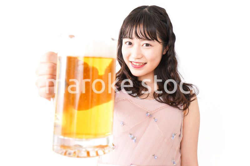 グラスを持ちビールを飲む若い女性