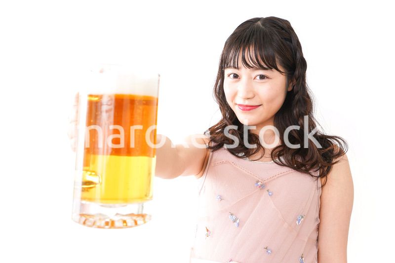 グラスを持ちビールを飲む若い女性