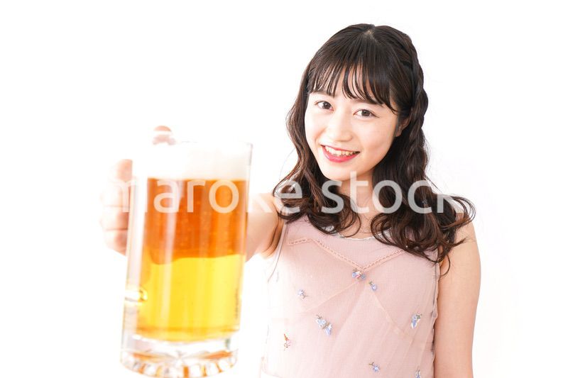 グラスを持ちビールを飲む若い女性