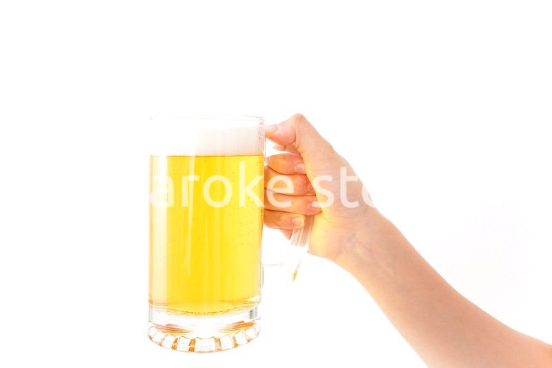 グラスを持ちビールを飲む若い女性