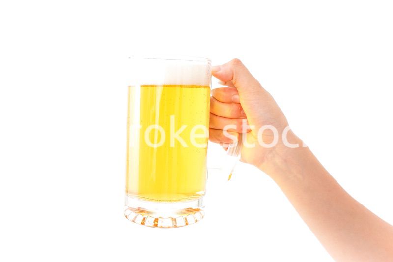 グラスを持ちビールを飲む若い女性