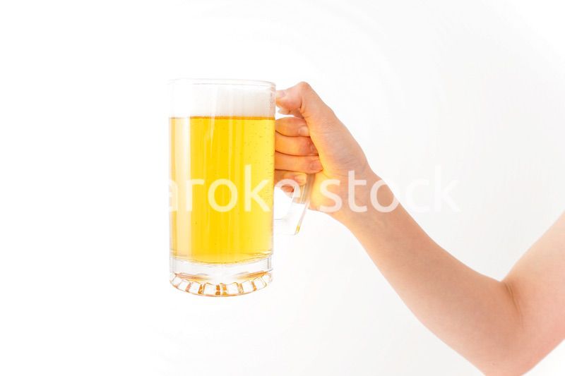 グラスを持ちビールを飲む若い女性