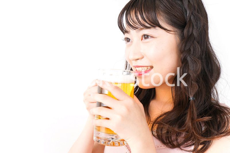 グラスを持ちビールを飲む若い女性