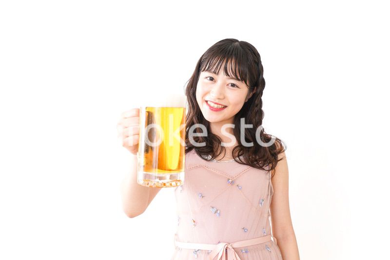 グラスを持ちビールを飲む若い女性