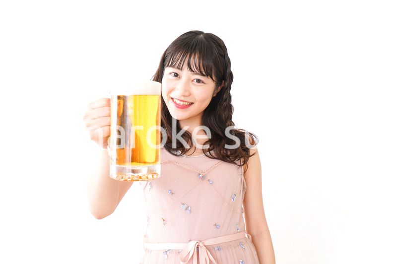 グラスを持ちビールを飲む若い女性