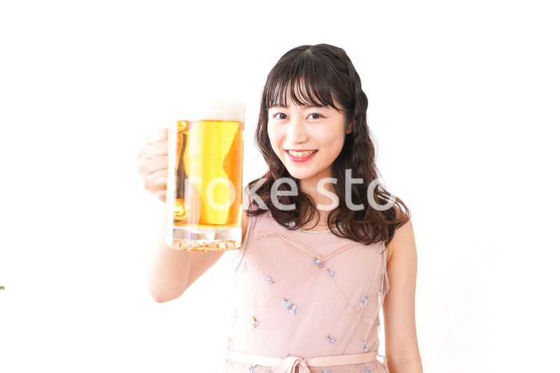 グラスを持ちビールを飲む若い女性