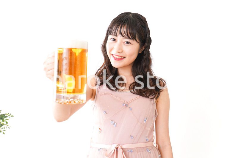 グラスを持ちビールを飲む若い女性