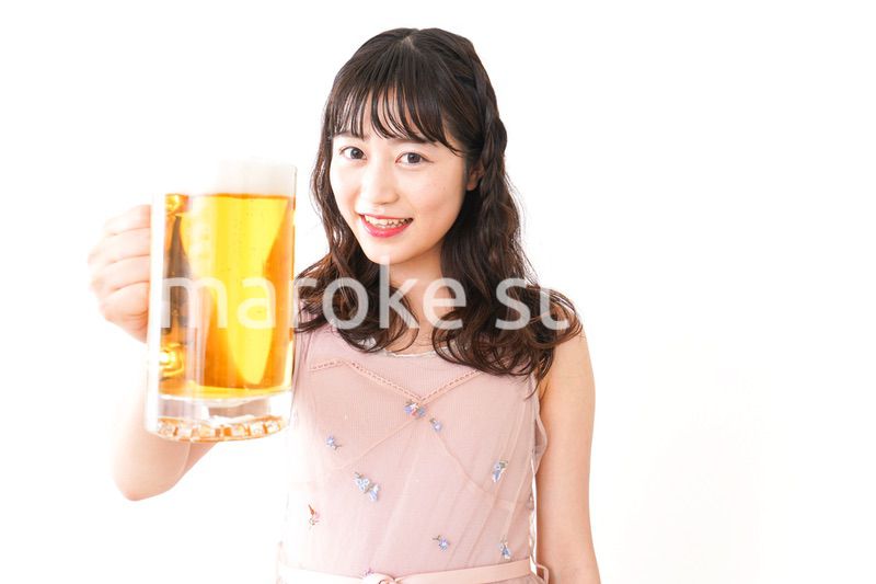 グラスを持ちビールを飲む若い女性