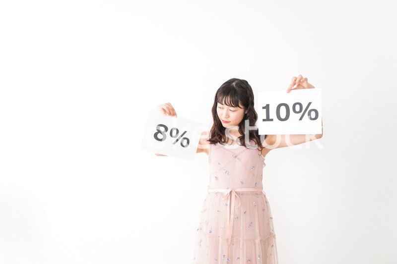 消費増税を心配する若い女性