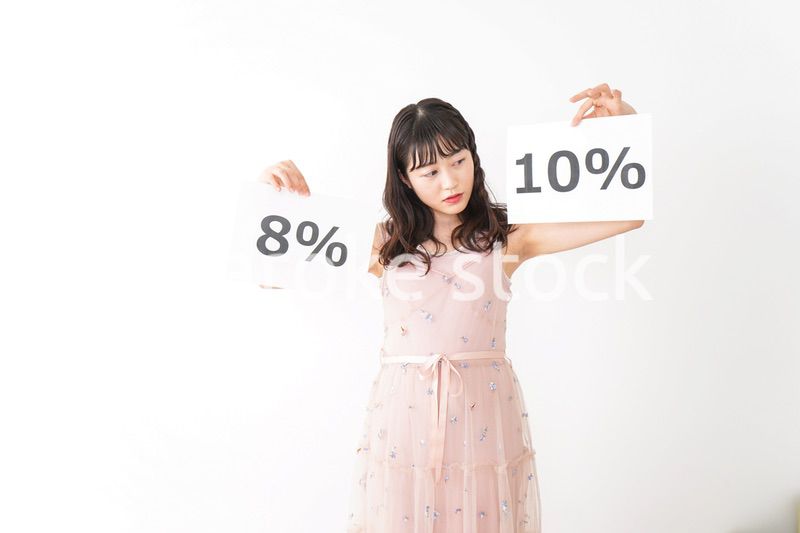 消費増税を心配する若い女性