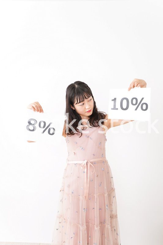 消費増税を心配する若い女性