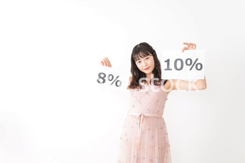 消費増税を心配する若い女性