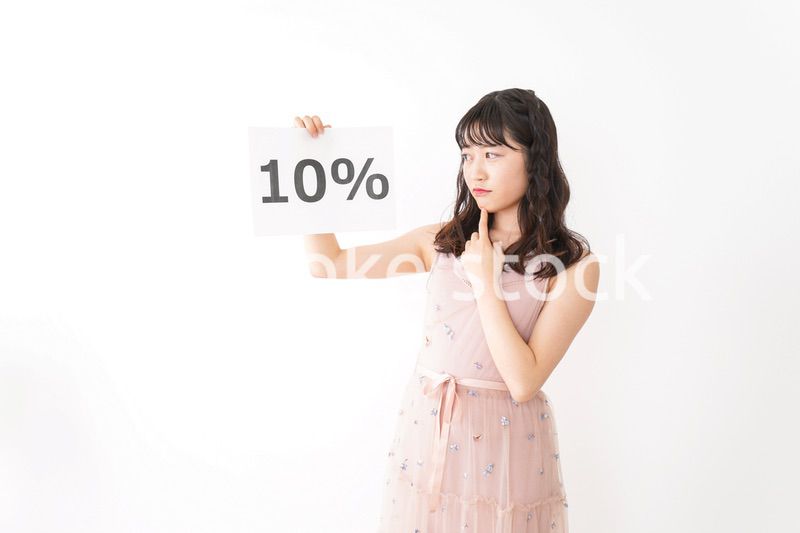 消費増税を心配する若い女性