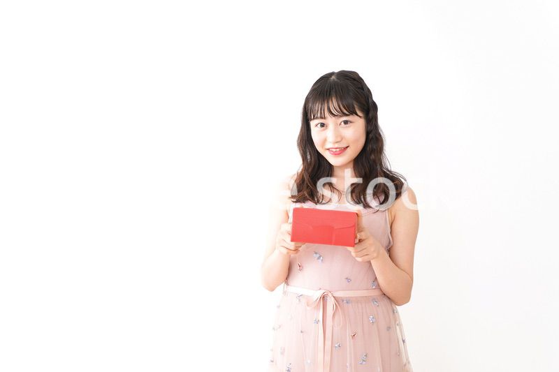 プレゼントを渡す若い女性