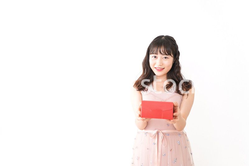 プレゼントを渡す若い女性