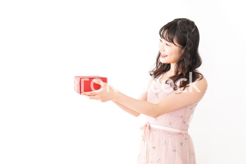 プレゼントを渡す若い女性