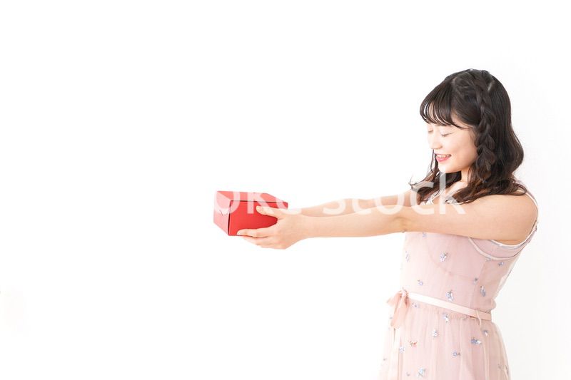 プレゼントを渡す若い女性