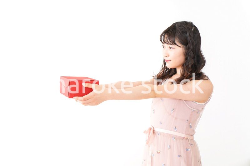 プレゼントを渡す若い女性