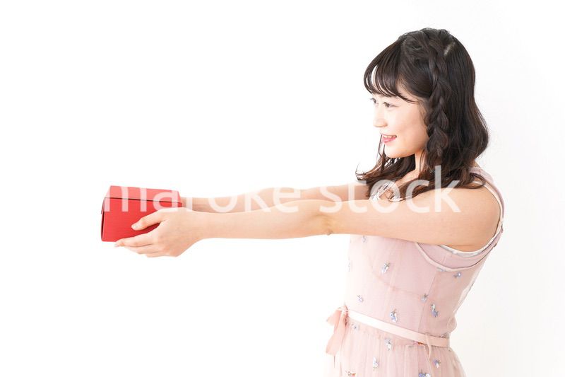 プレゼントを渡す若い女性